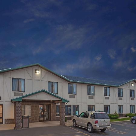 Delavan Inn And Suites Εξωτερικό φωτογραφία