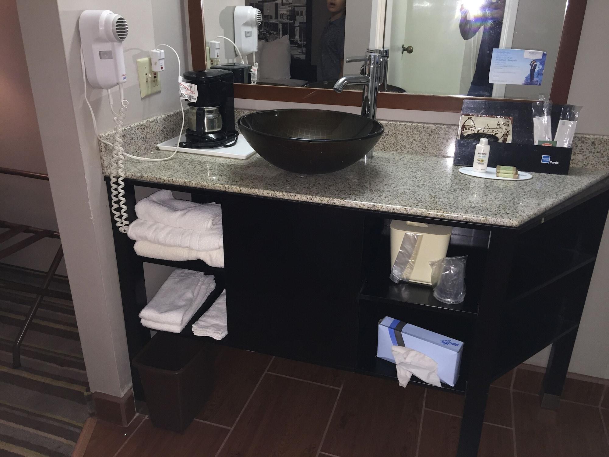Delavan Inn And Suites Εξωτερικό φωτογραφία