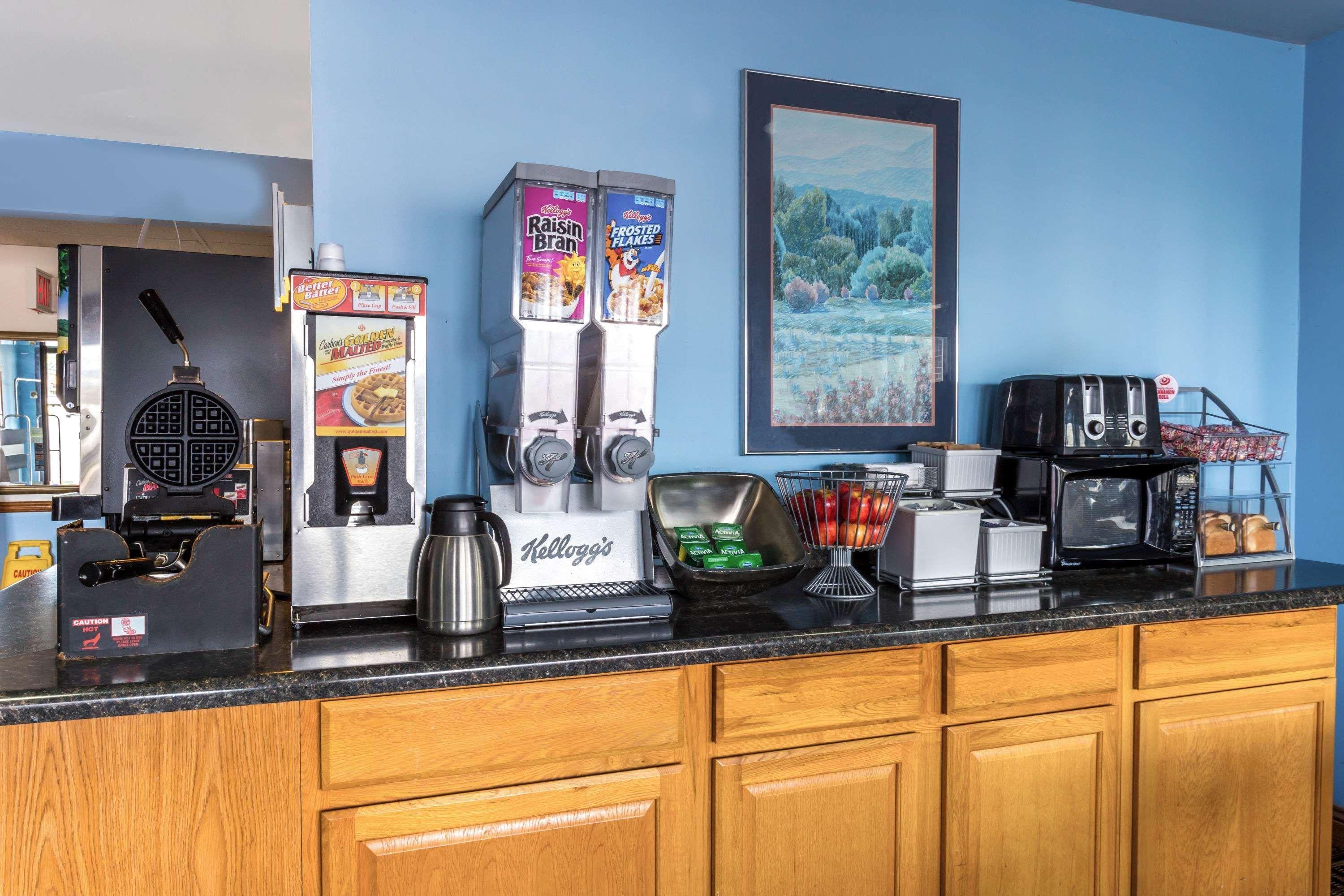 Delavan Inn And Suites Εξωτερικό φωτογραφία