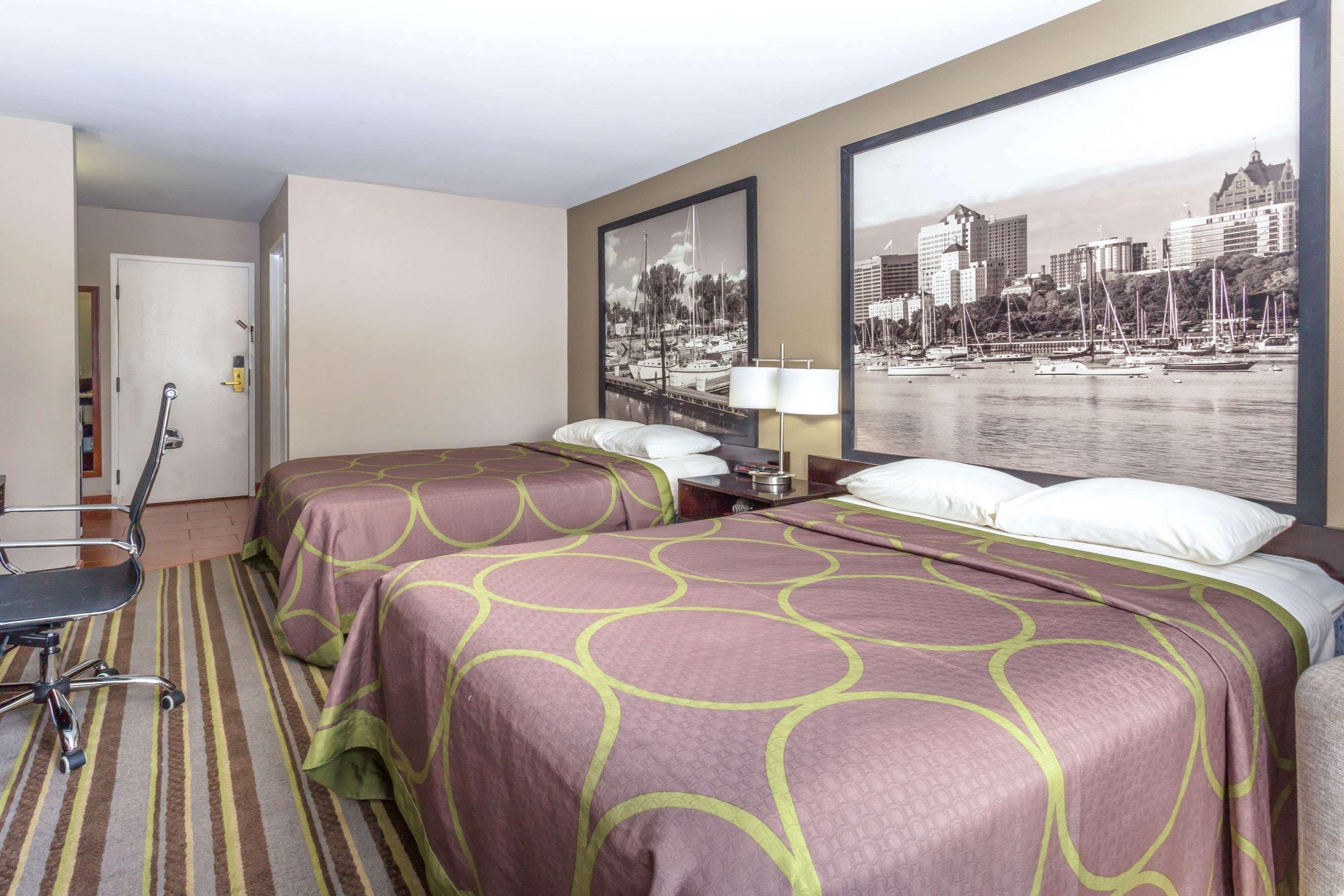 Delavan Inn And Suites Εξωτερικό φωτογραφία