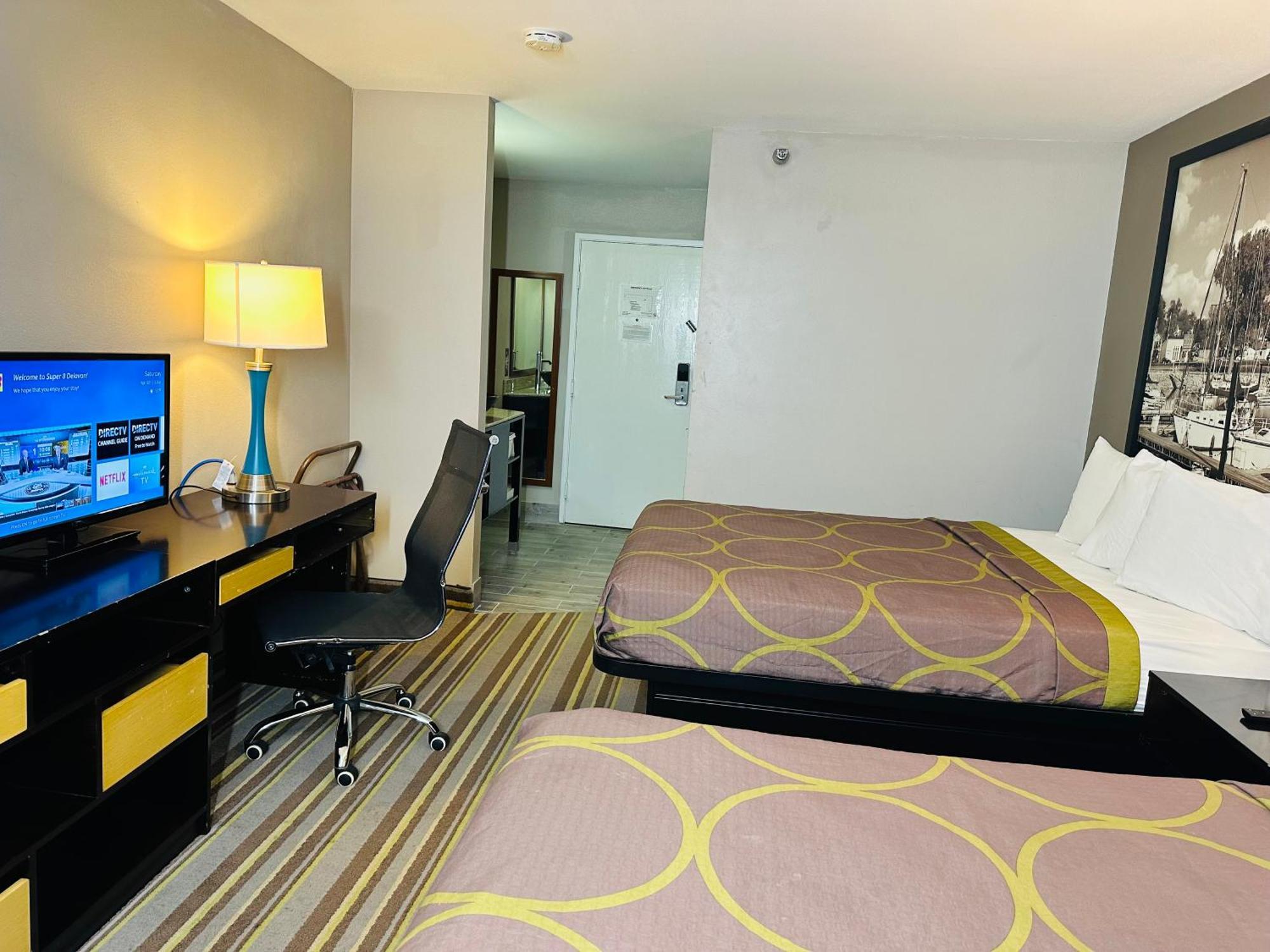 Delavan Inn And Suites Εξωτερικό φωτογραφία