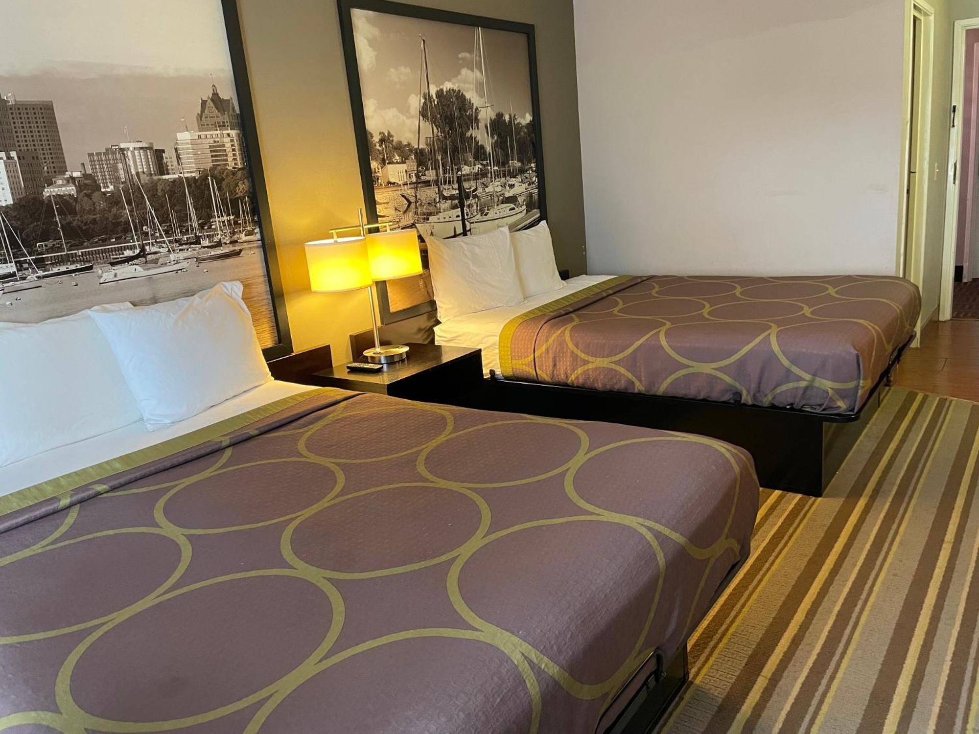 Delavan Inn And Suites Εξωτερικό φωτογραφία