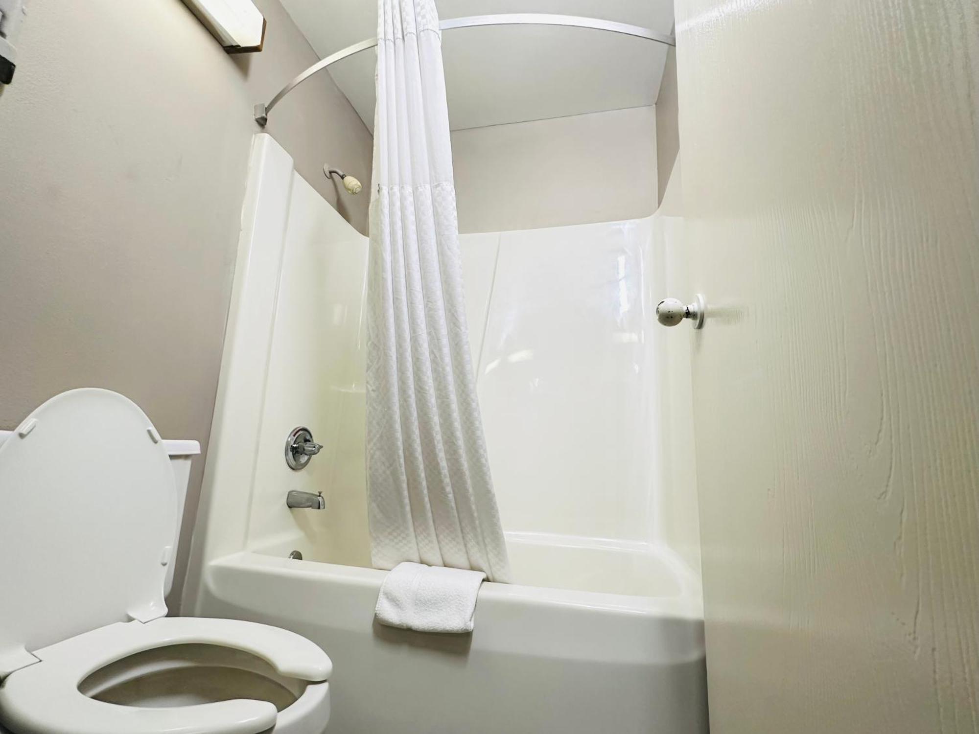 Delavan Inn And Suites Εξωτερικό φωτογραφία