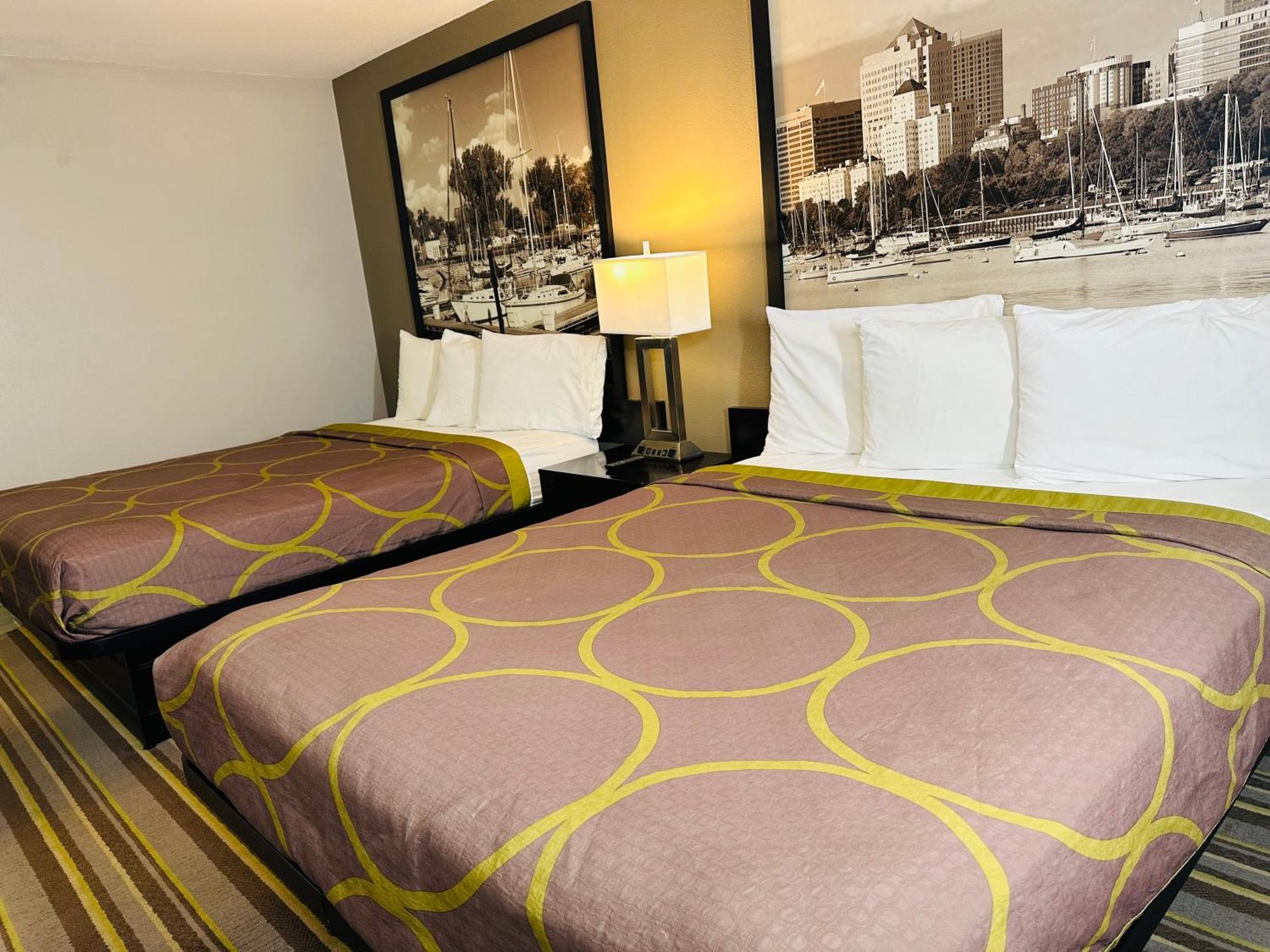 Delavan Inn And Suites Εξωτερικό φωτογραφία