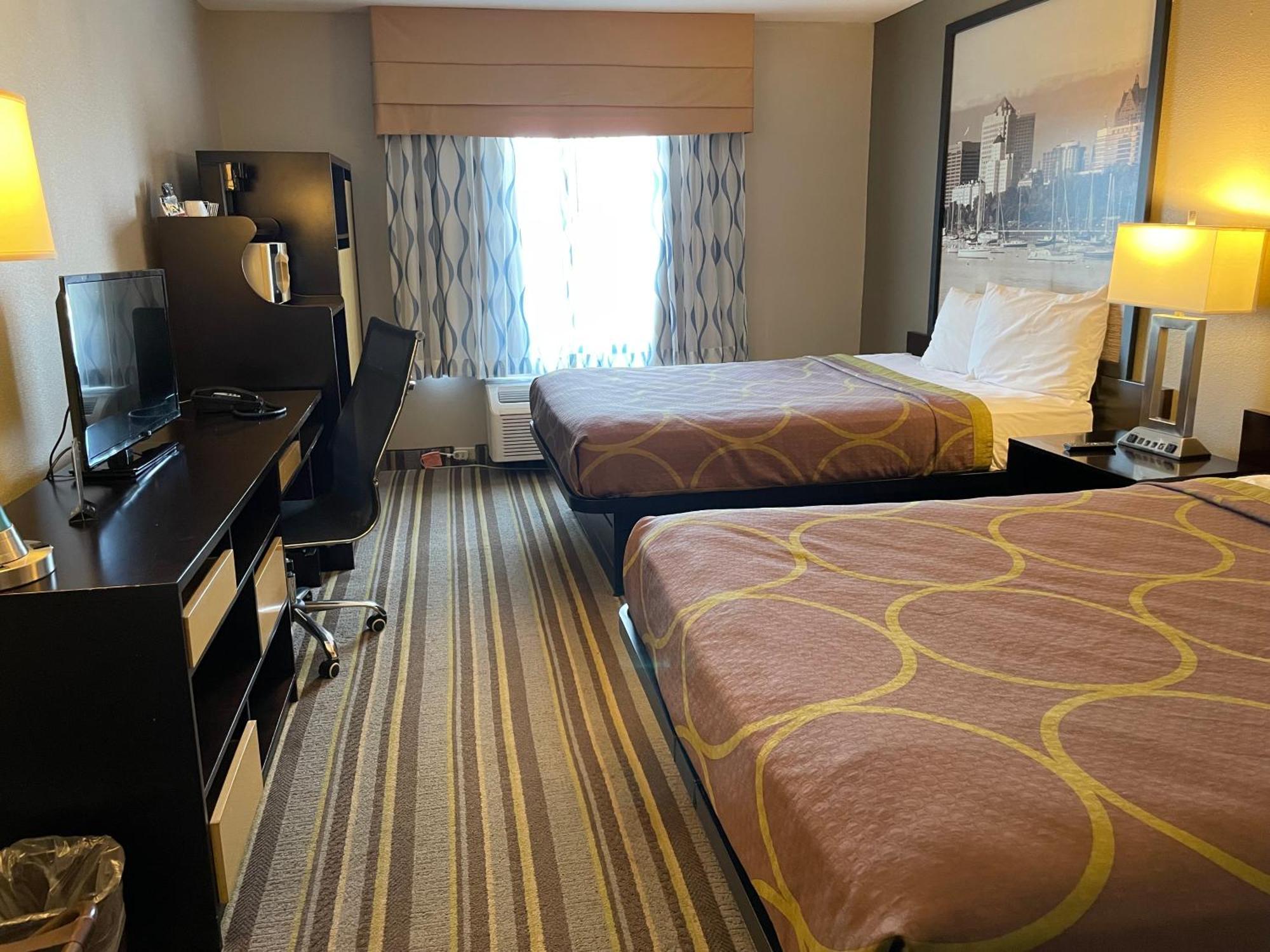 Delavan Inn And Suites Εξωτερικό φωτογραφία