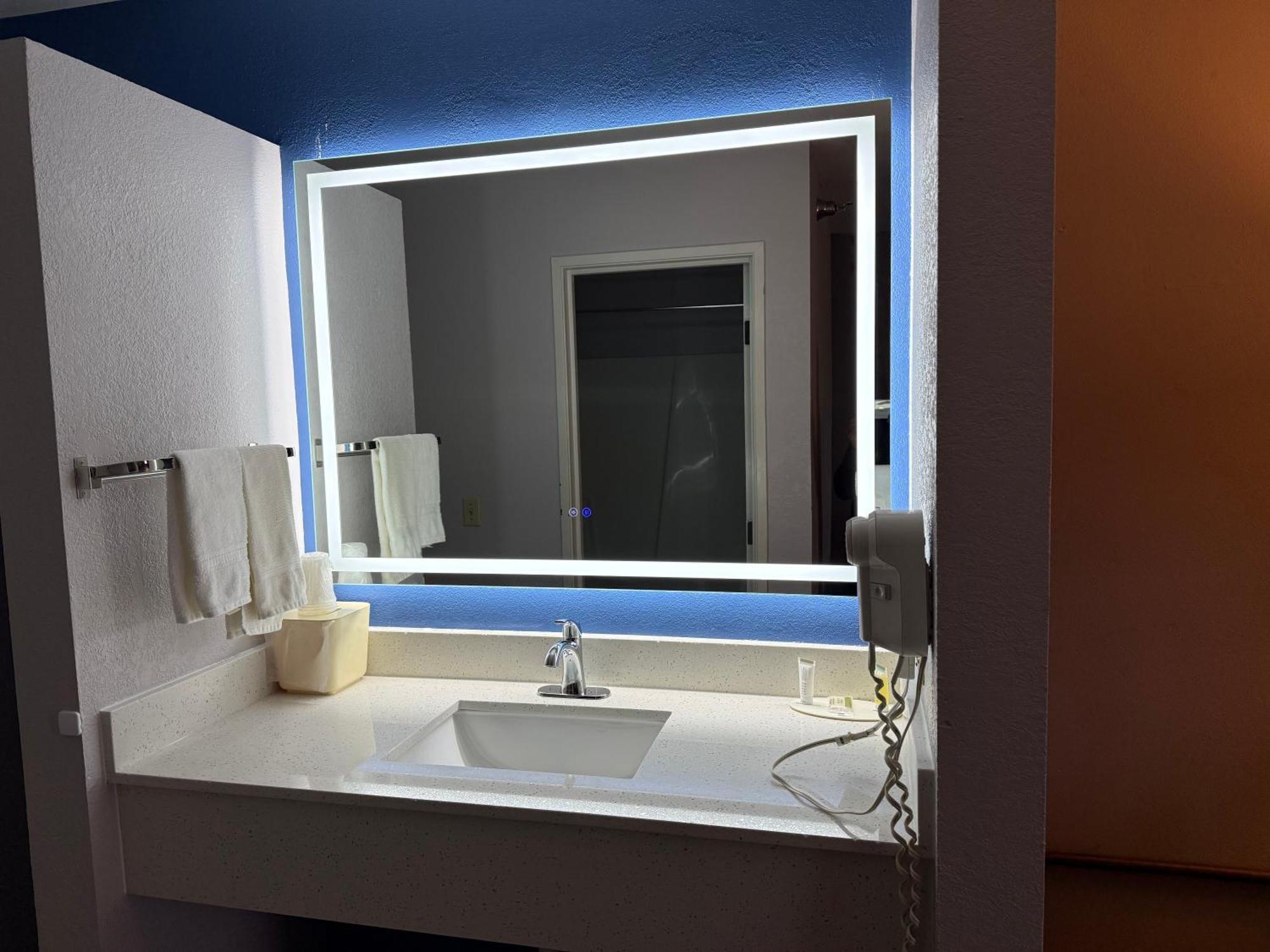 Delavan Inn And Suites Εξωτερικό φωτογραφία