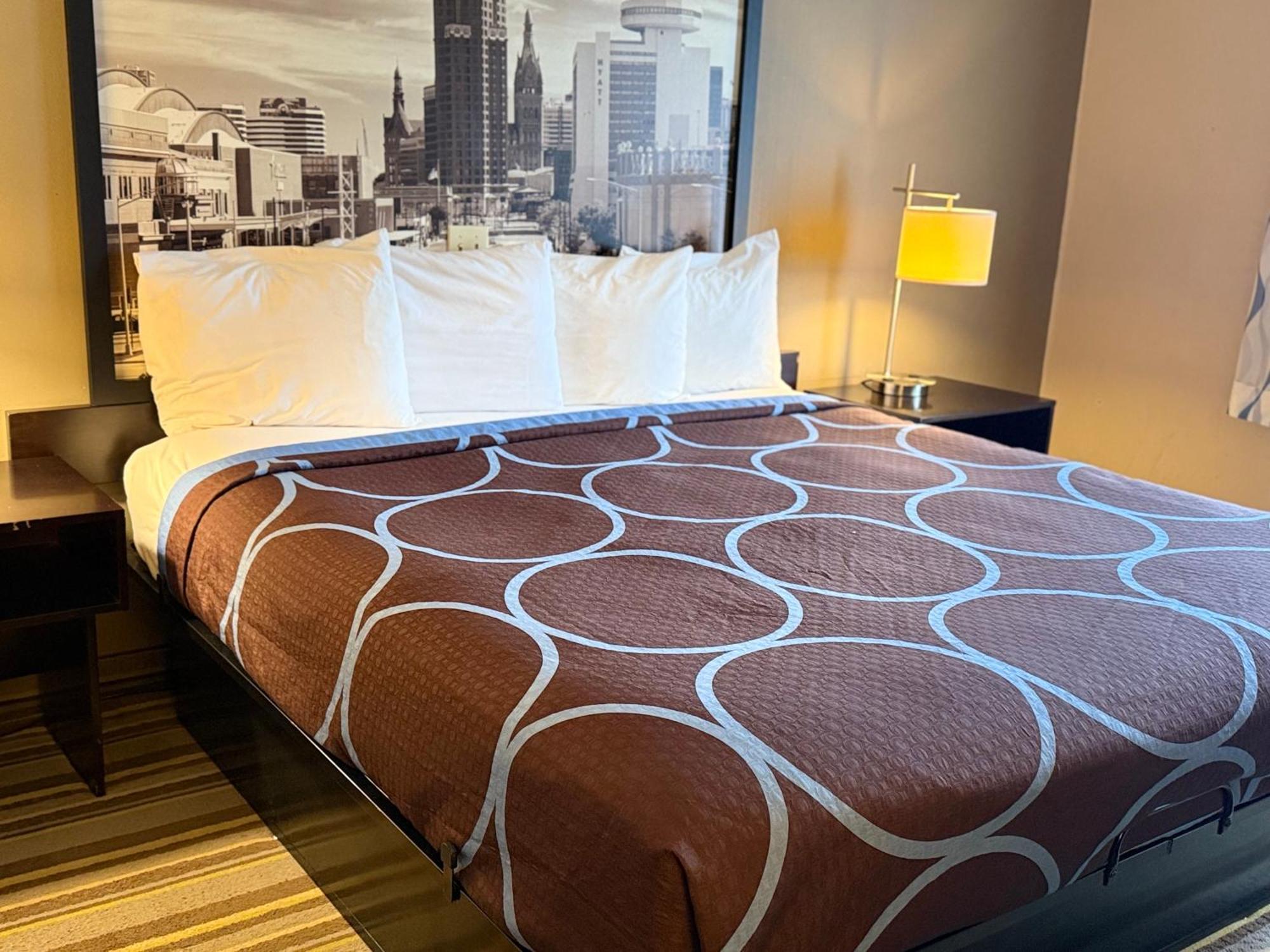 Delavan Inn And Suites Εξωτερικό φωτογραφία