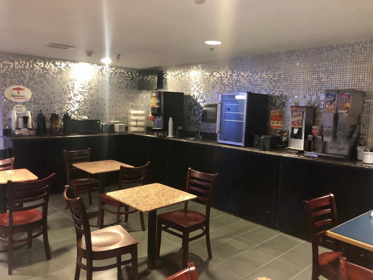 Delavan Inn And Suites Εξωτερικό φωτογραφία